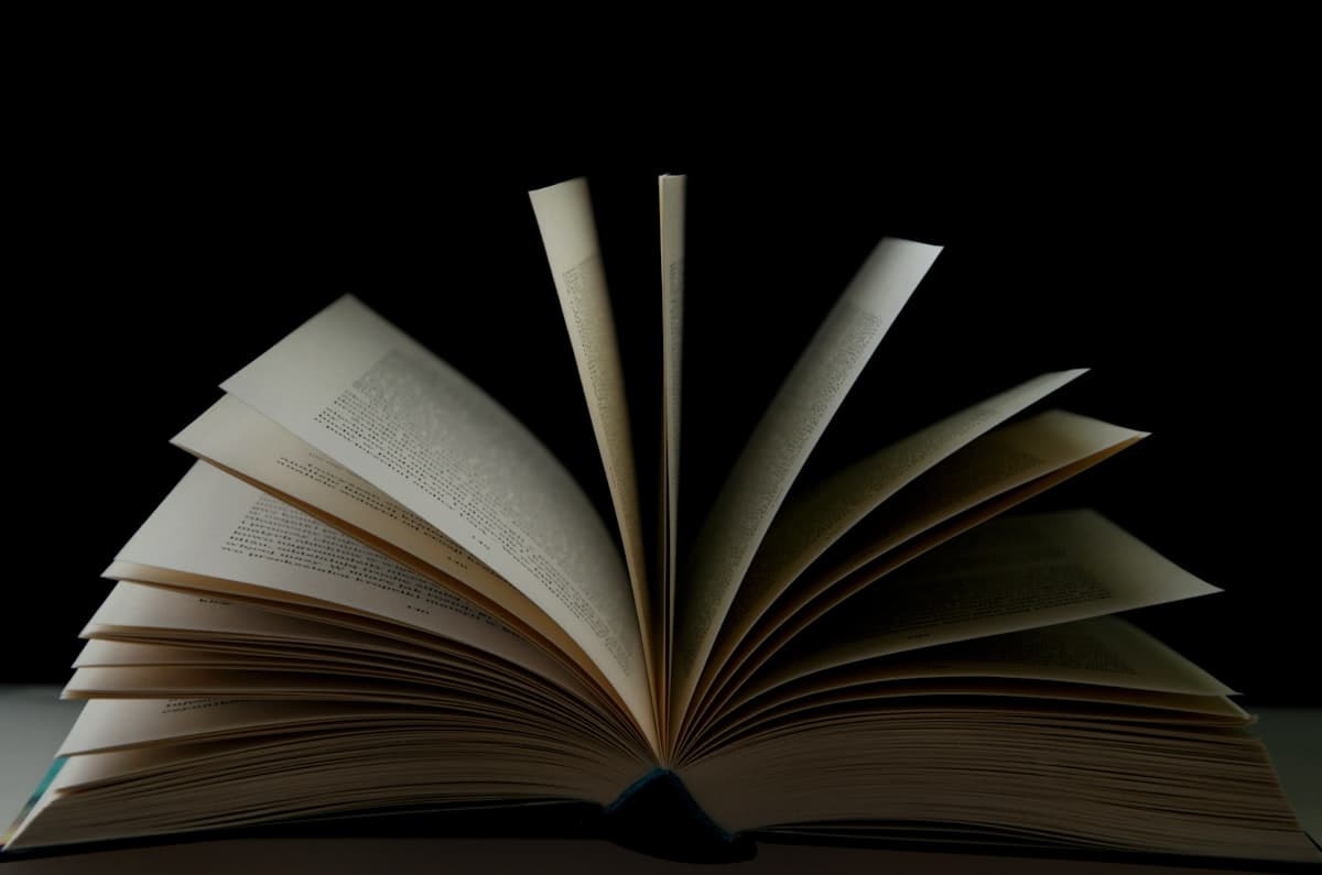 Livro de receitas aberto sobre bancada de cozinha rústica