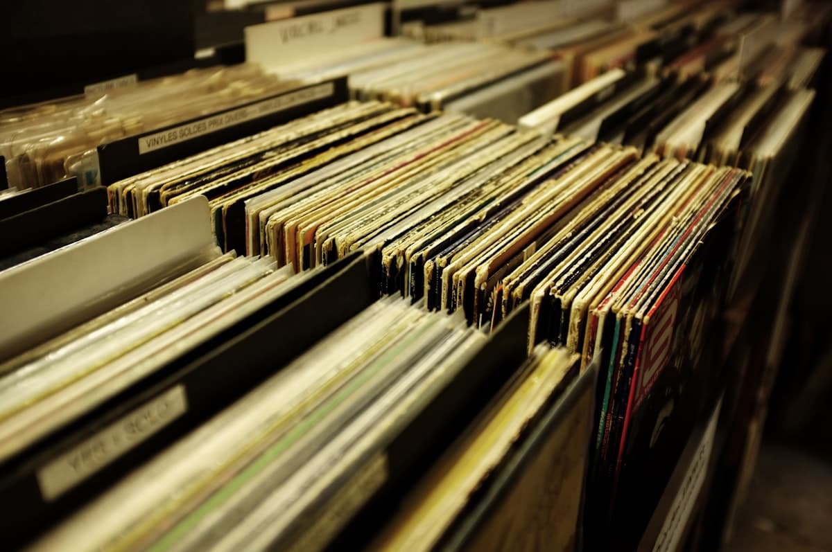Vitrola tocando disco de vinil sobre móvel de madeira